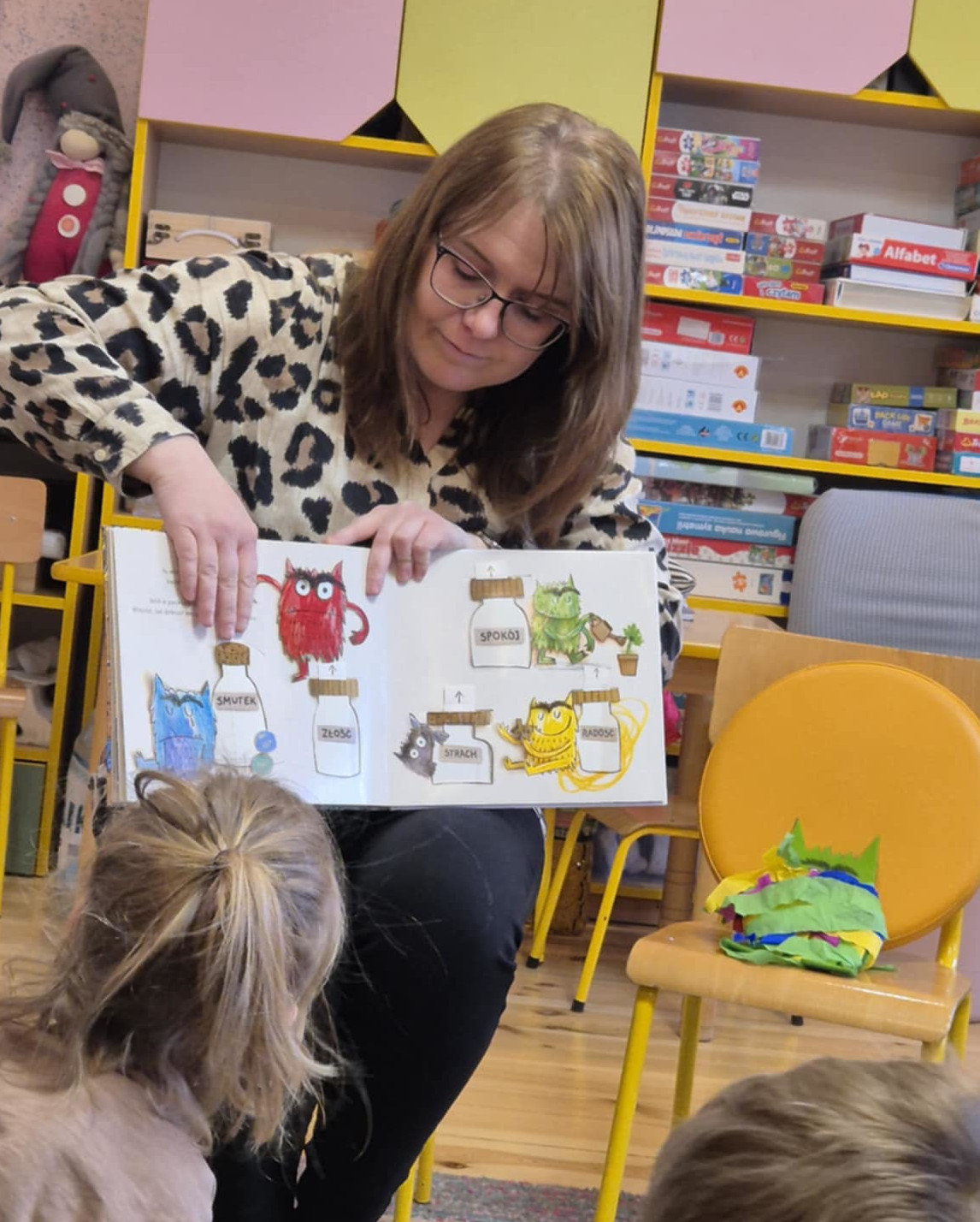 Kolorowy Potwór z wizytą u "Pszczółek"